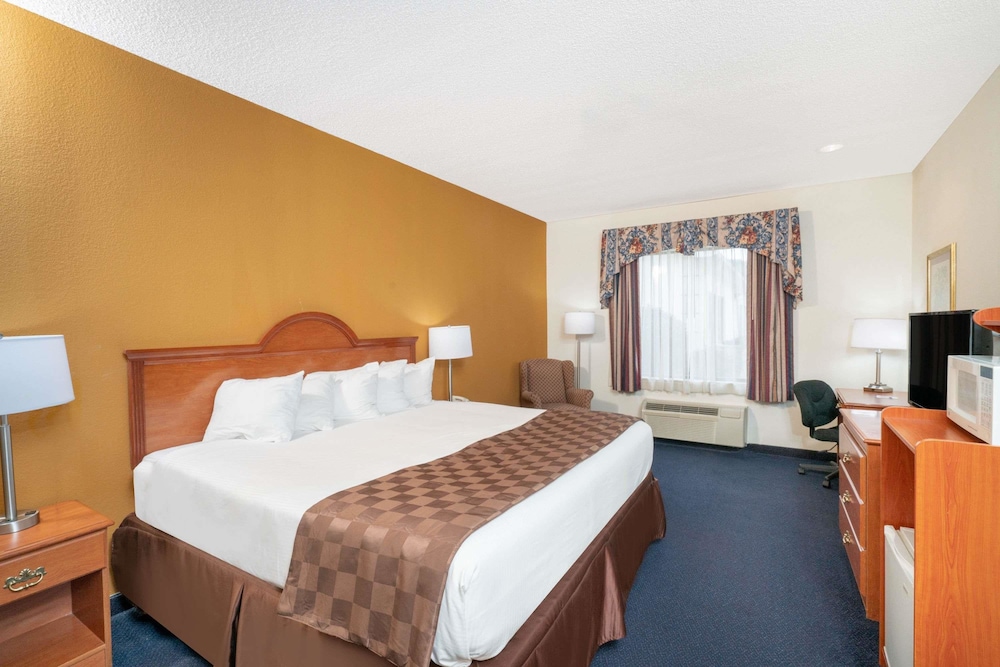 Baymont by Wyndham Albany, KY 8/34
