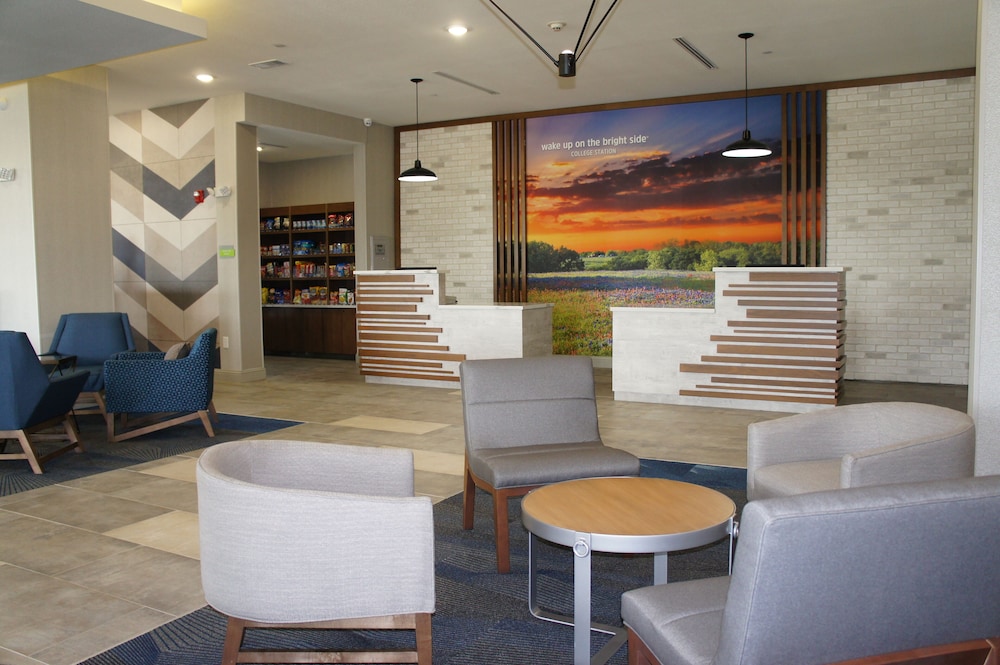 La Quinta Inn and Suites by Wyndham College Station North 6/32