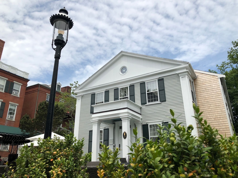Jared Coffin House 1/62