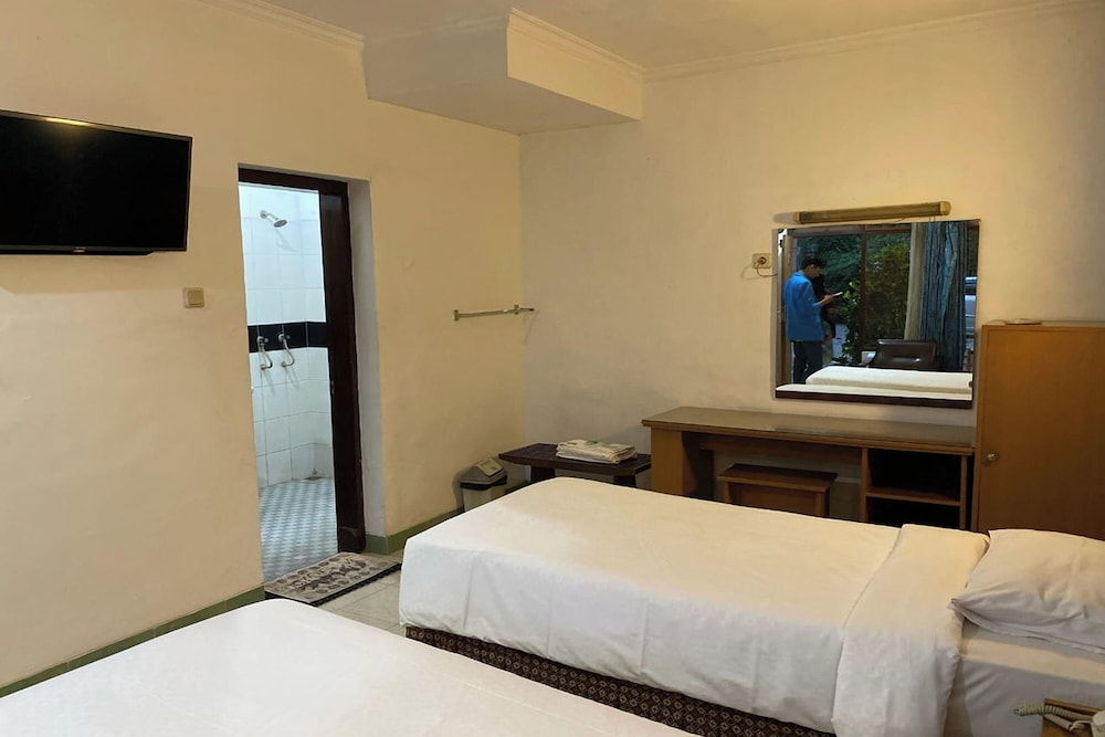 Hotel Lestari Near Lippo Plaza Mall Jember 17/36