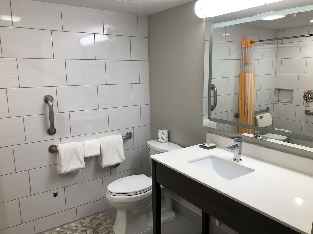 La Quinta Inn & Suites by Wyndham Minneapolis Northwest 16/39