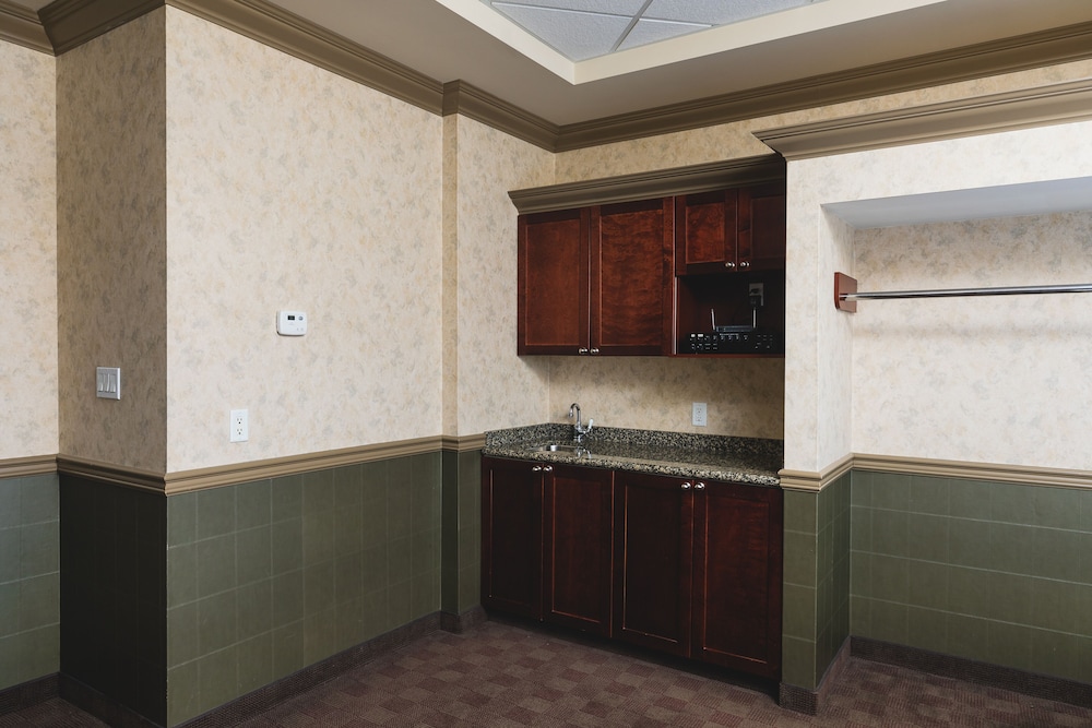 Redwood Inn Suites Grande Prairie 36/61