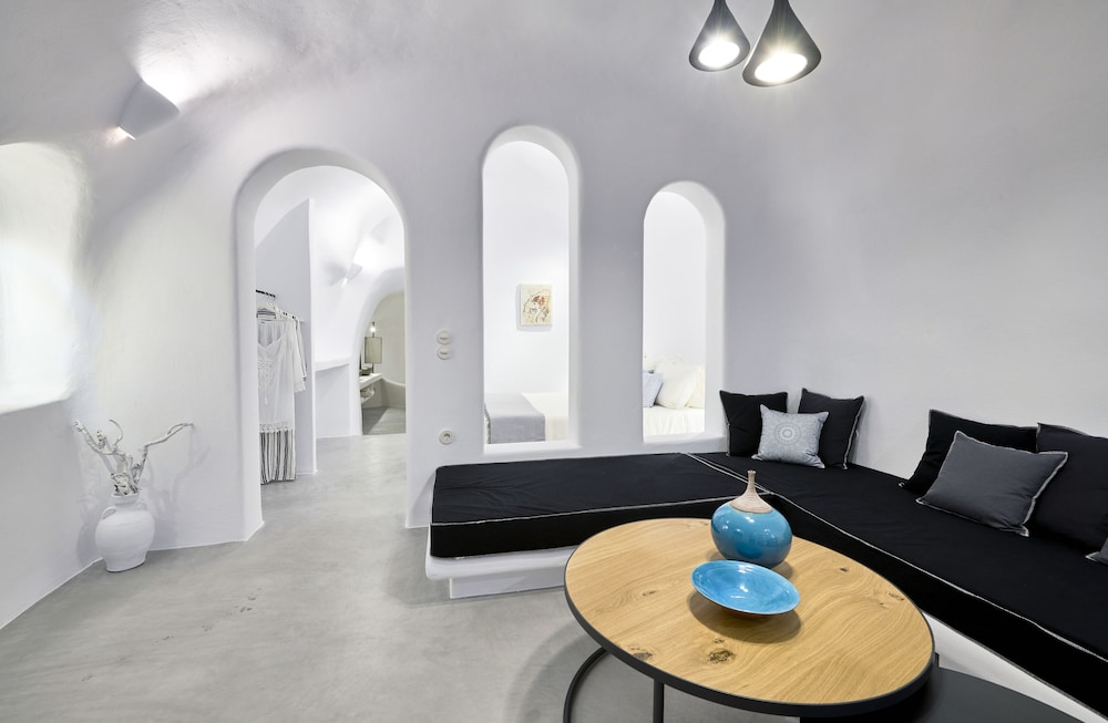 Cave Suite Oia 13/30