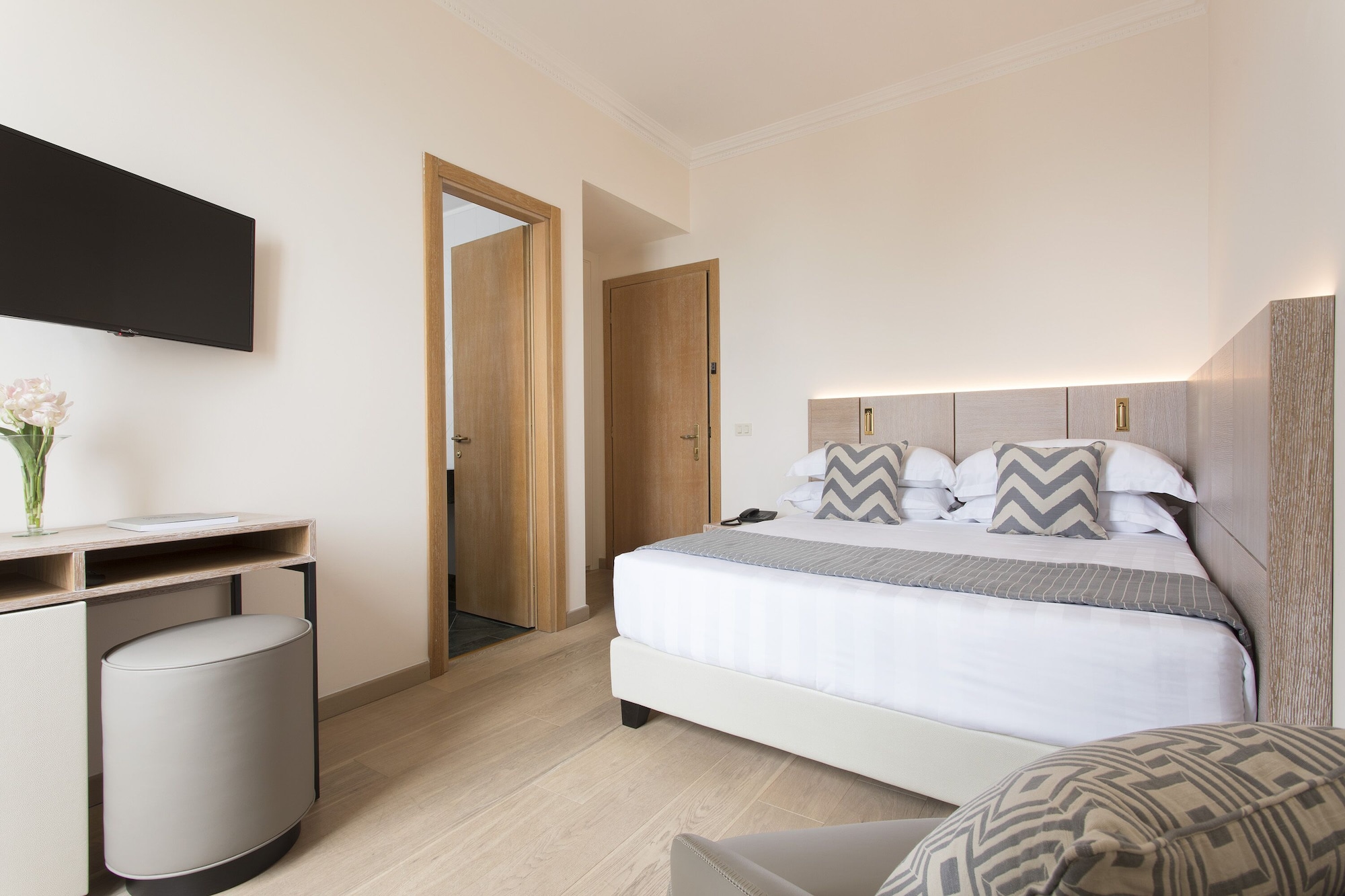 Superior, Single, Queen Bed