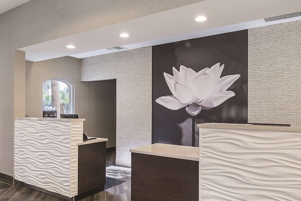 La Quinta Inn & Suites by Wyndham Ontario Airport 8/58
