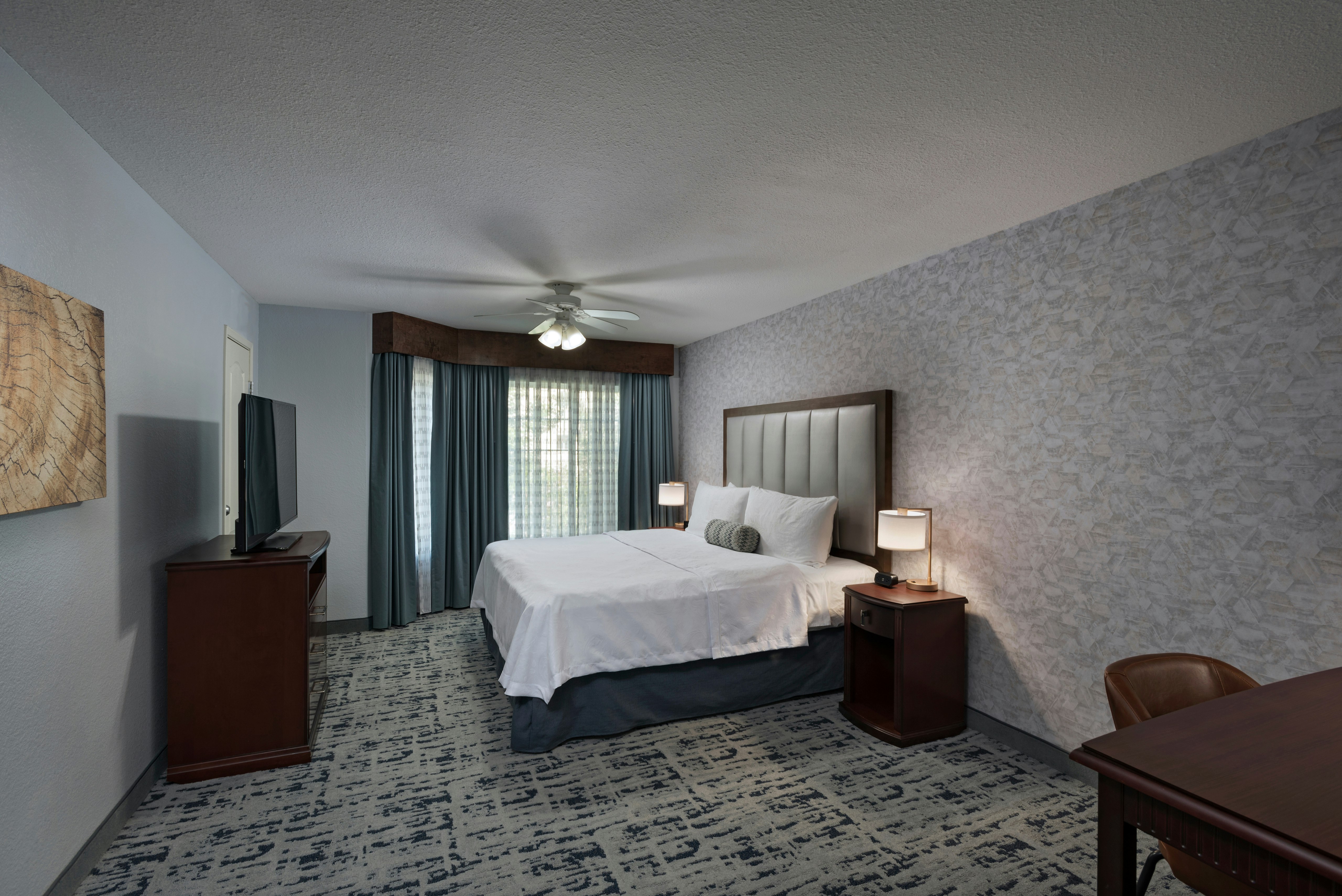 DELUXE, KING BED