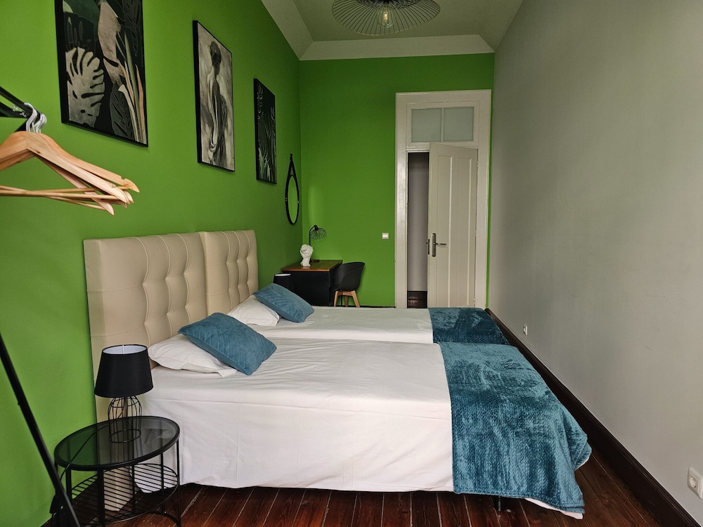 ROOM, TWIN BEDS