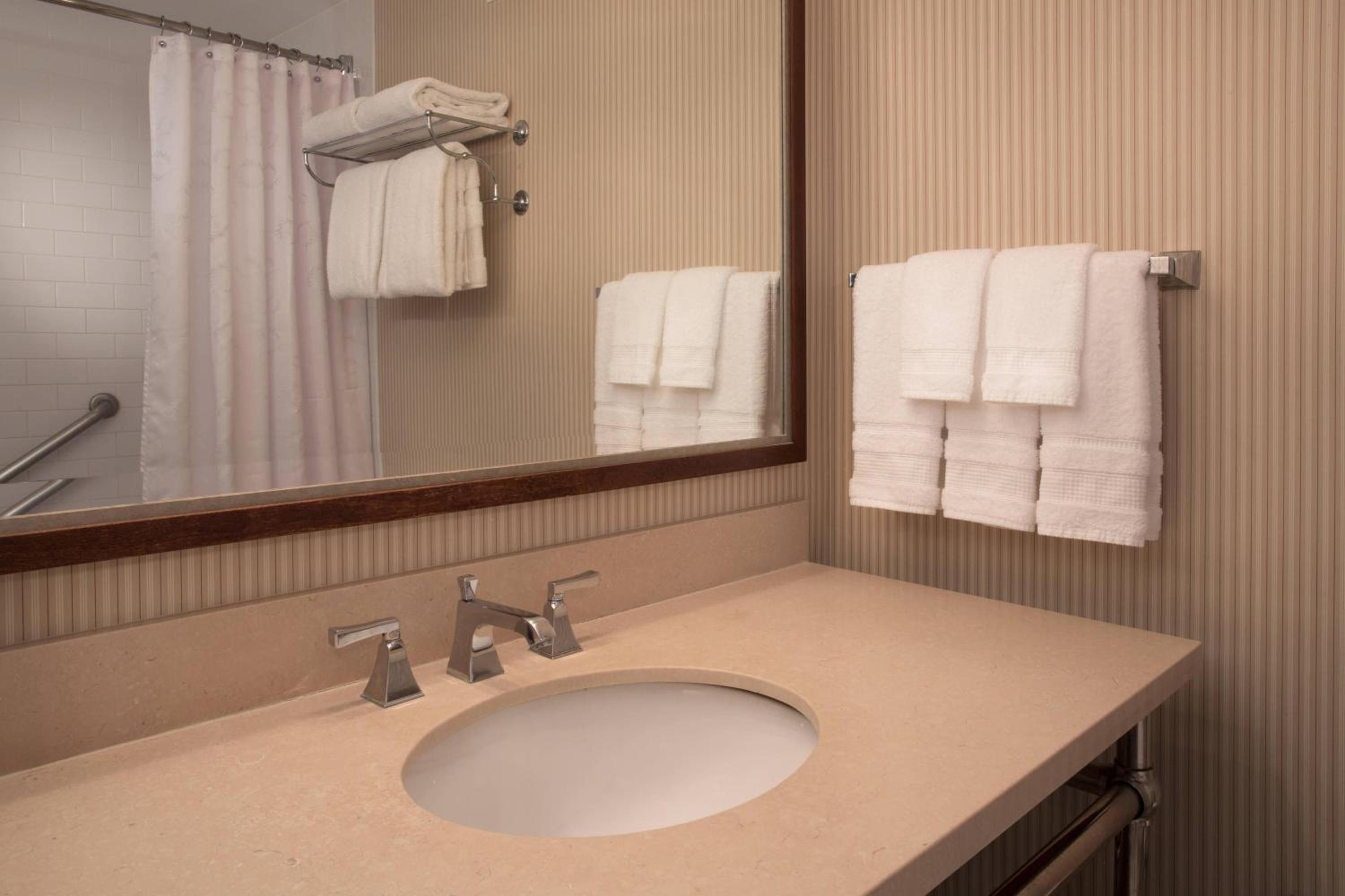 Executive, Suite, King Bed, River View, Sofa, Club Floor