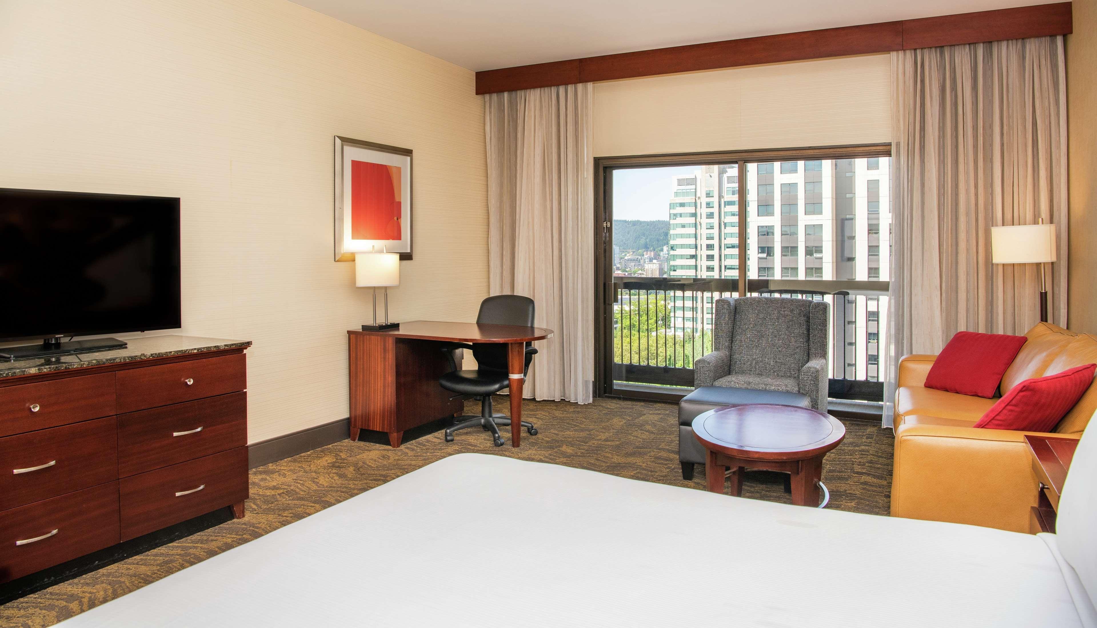 غرفة كبيرة بسرير كينج بشرفة، Doubletree By Hilton Hotel Portland 4/6