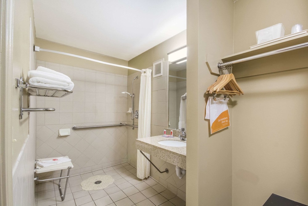 Econo Lodge Inn and Suites I-35 at Shawnee Mission 12/32