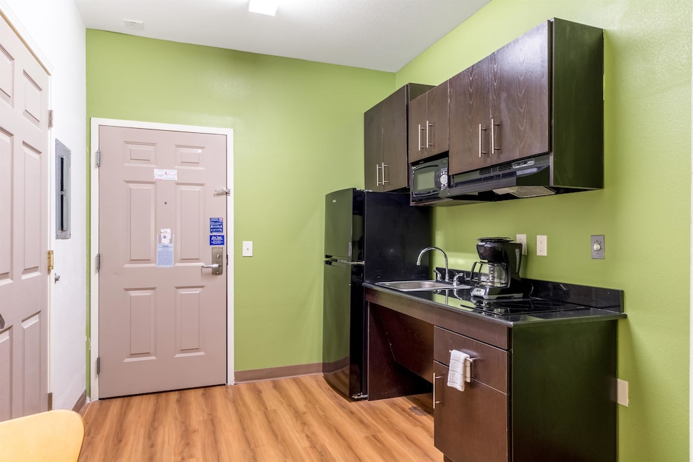 Super 8 by Wyndham Kenedy TX 22/26