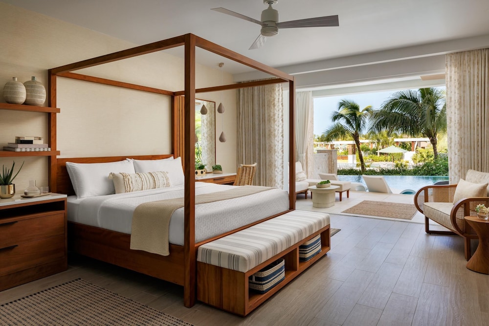 Swim Up, Ladies, Palm, Club, Superior, Suite, King Bed, Patio, Bathtub