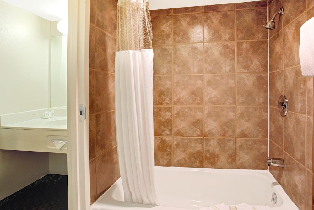 Super 8 by Wyndham Wheatridge/Denver West 19/24