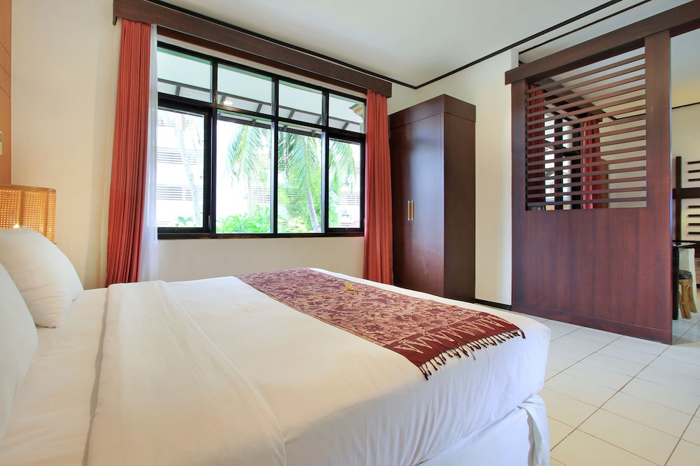 Puri Naga Beachfront Cottages 25/65