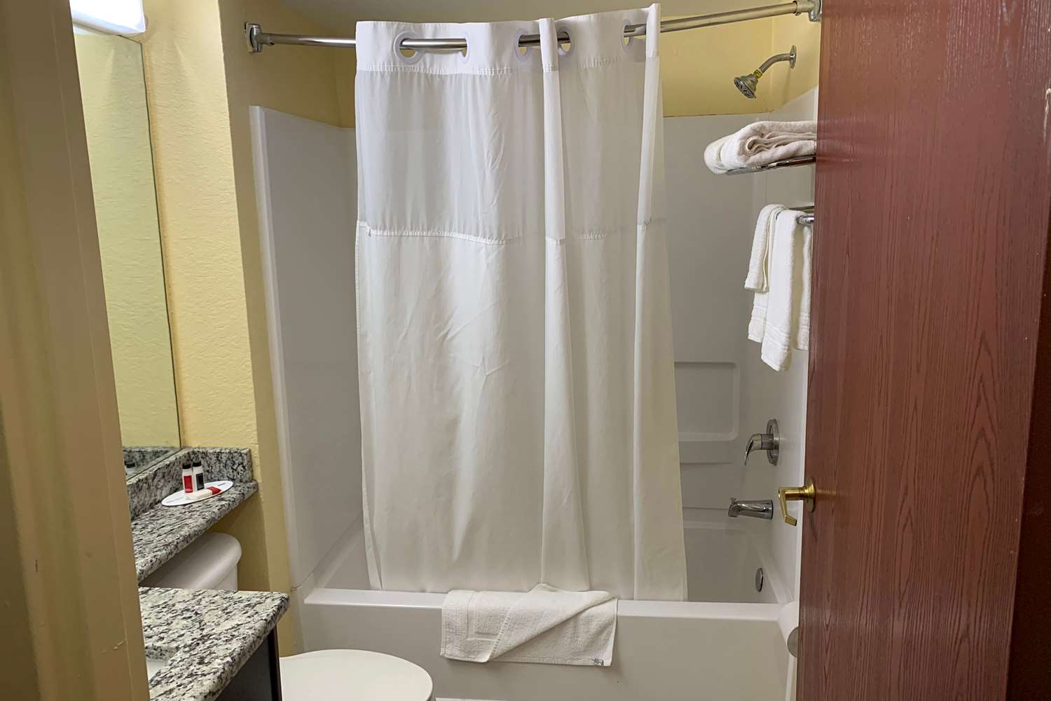 Days Inn And Suites By Wyndham Tampa Raymond James Stadium 51/51