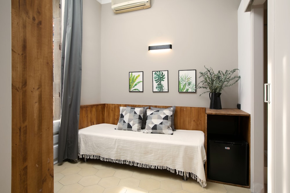 Jardinets Guest House 32/59