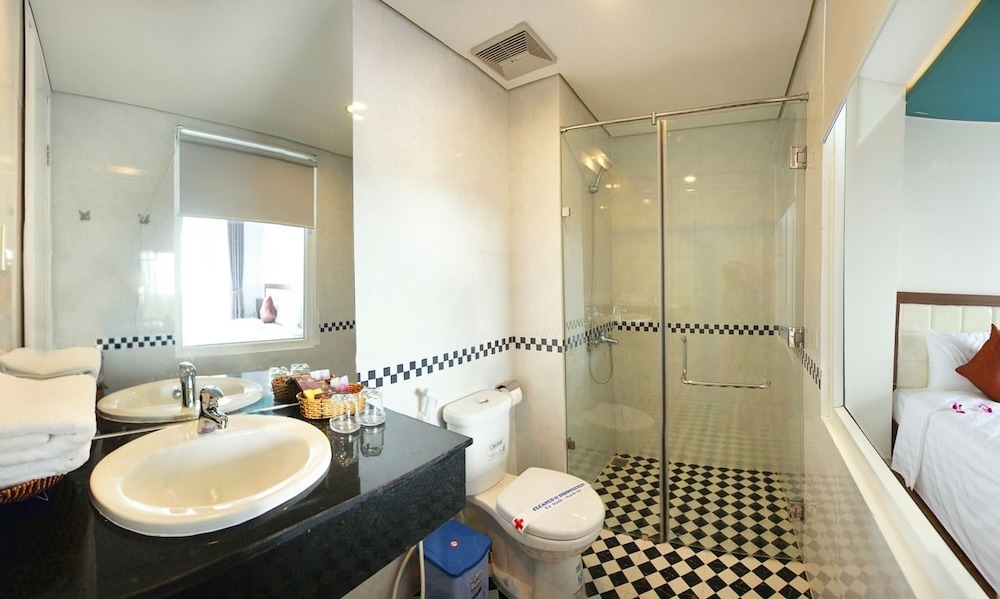 Rich Hotel 45/49