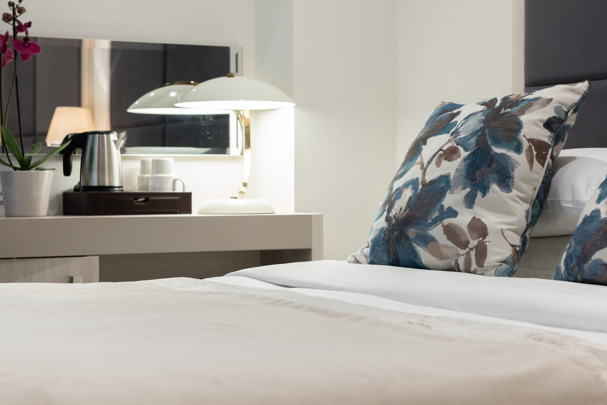 ROOM, DOUBLE BED