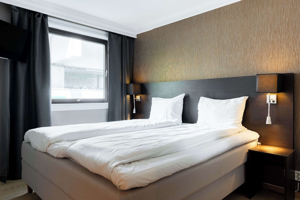Master, King Bed, Sofa