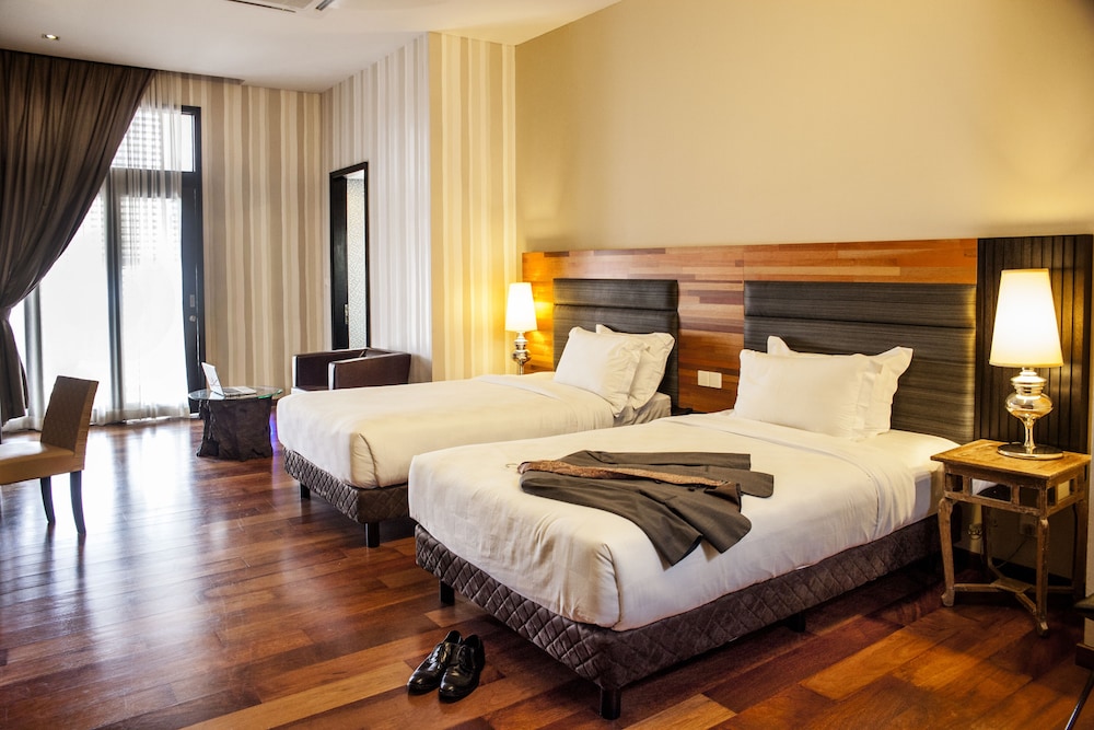 DELUXE, SUITE, TWIN BEDS