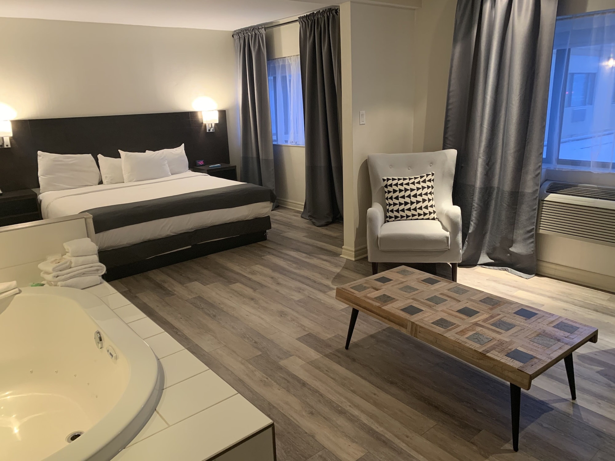 SUITE, KING BED, JETTED TUB, LARGE