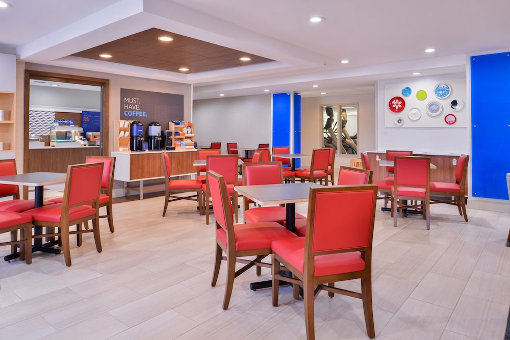 Holiday Inn Express Hotel & Suites Selma 23/36