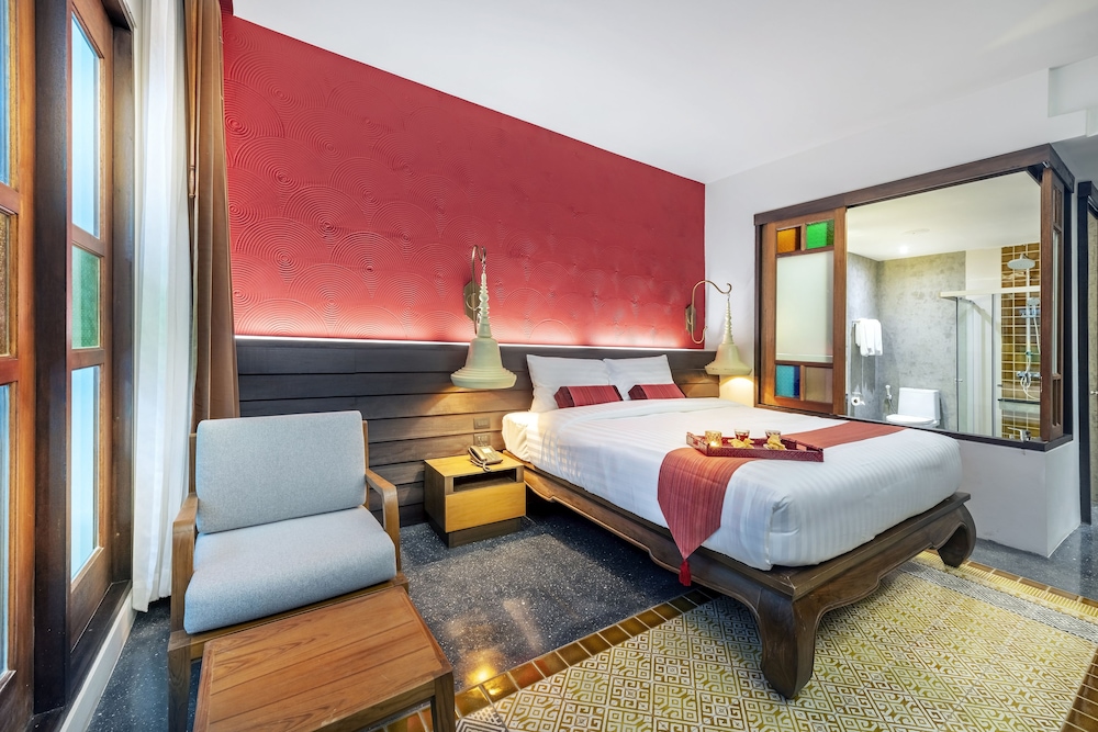 Grand, Deluxe, King Bed, Pool Access