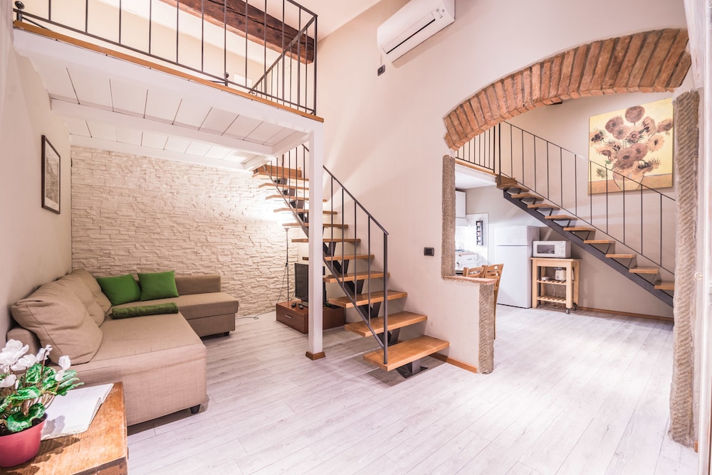 A Few Steps to The Duomo Upscale 2BD Apt 13/24