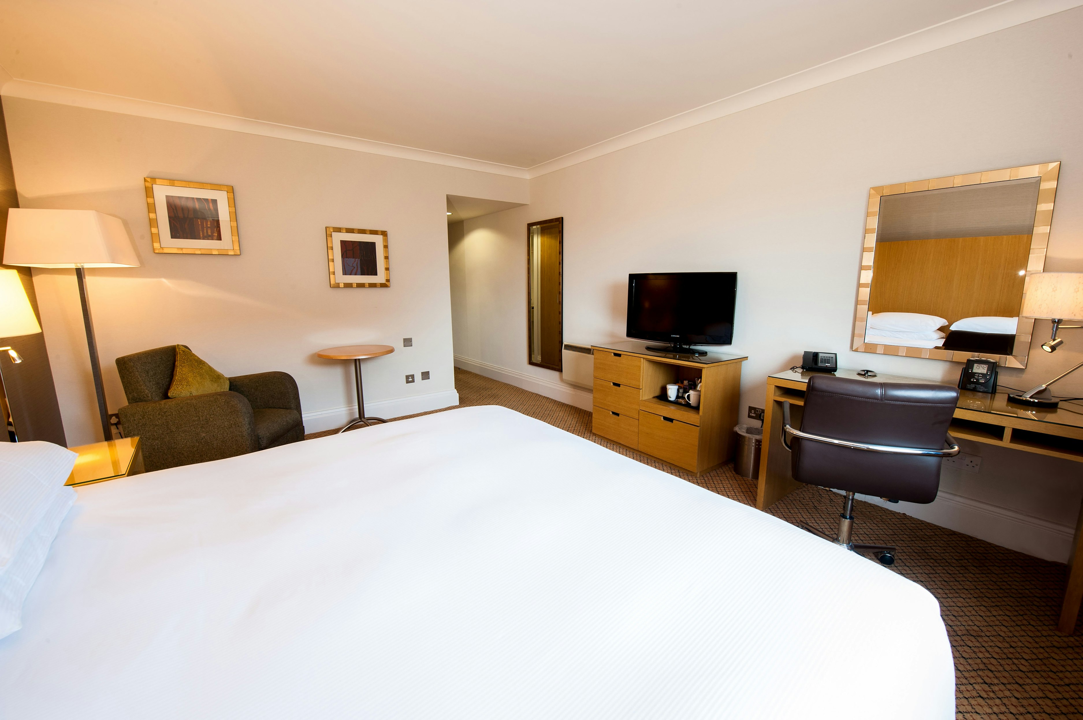 GUEST ROOM, QUEEN BED
