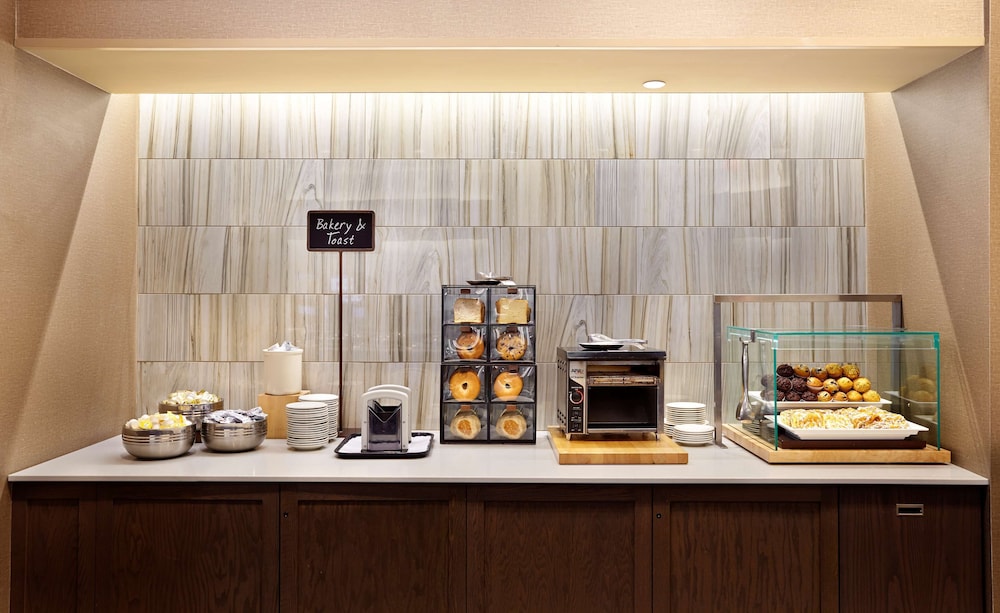 Embassy Suites By Hilton Crystal City National Airport 38/65