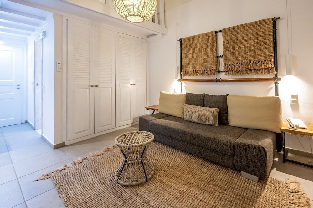 Smy Santorini Suites & Villas 44/76