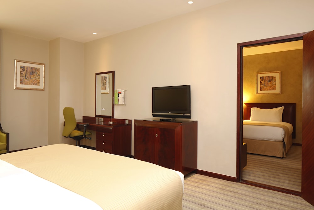 Suite, King Bed, City View, Holiday Inn Olaya 5/10