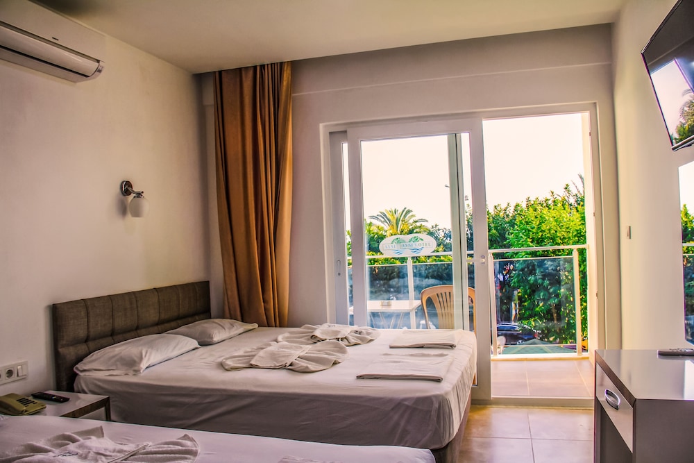 ROOM, TWIN BEDS
