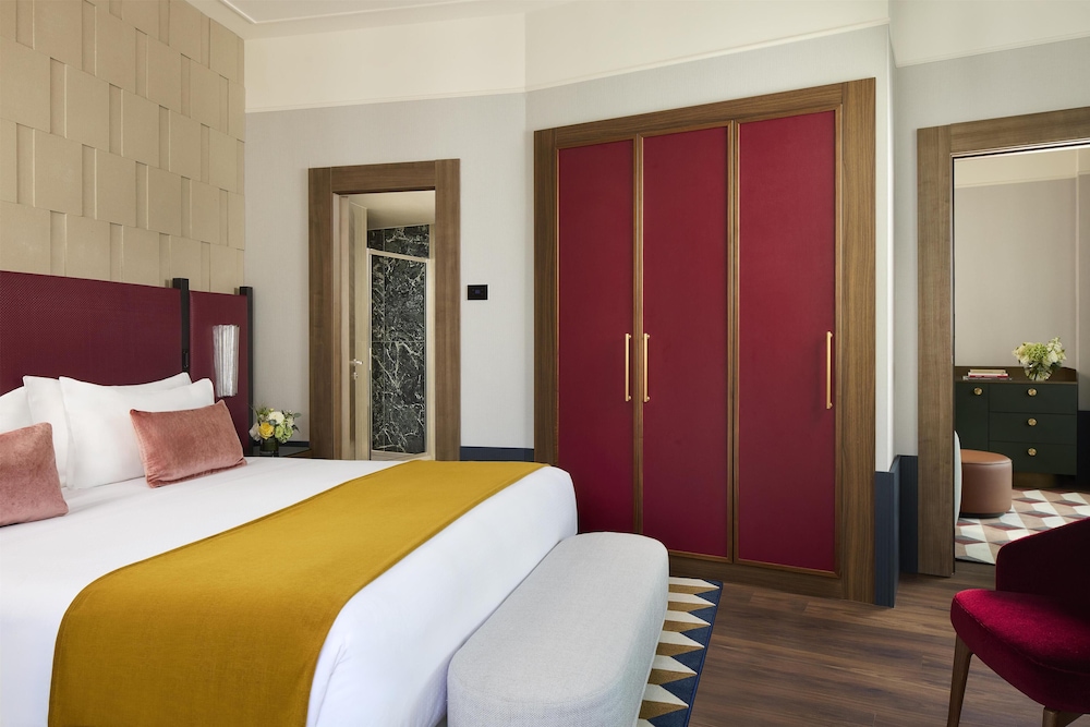 SUITE, WITH EXTRA BED, CORNER