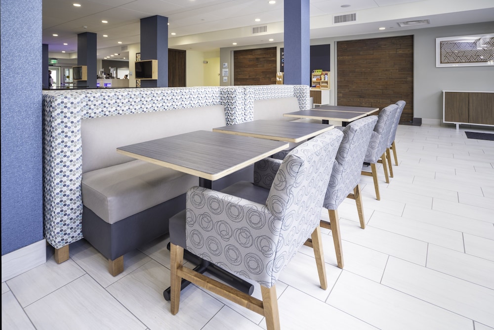 Holiday Inn Express and Suites Brevard City Center 48/51
