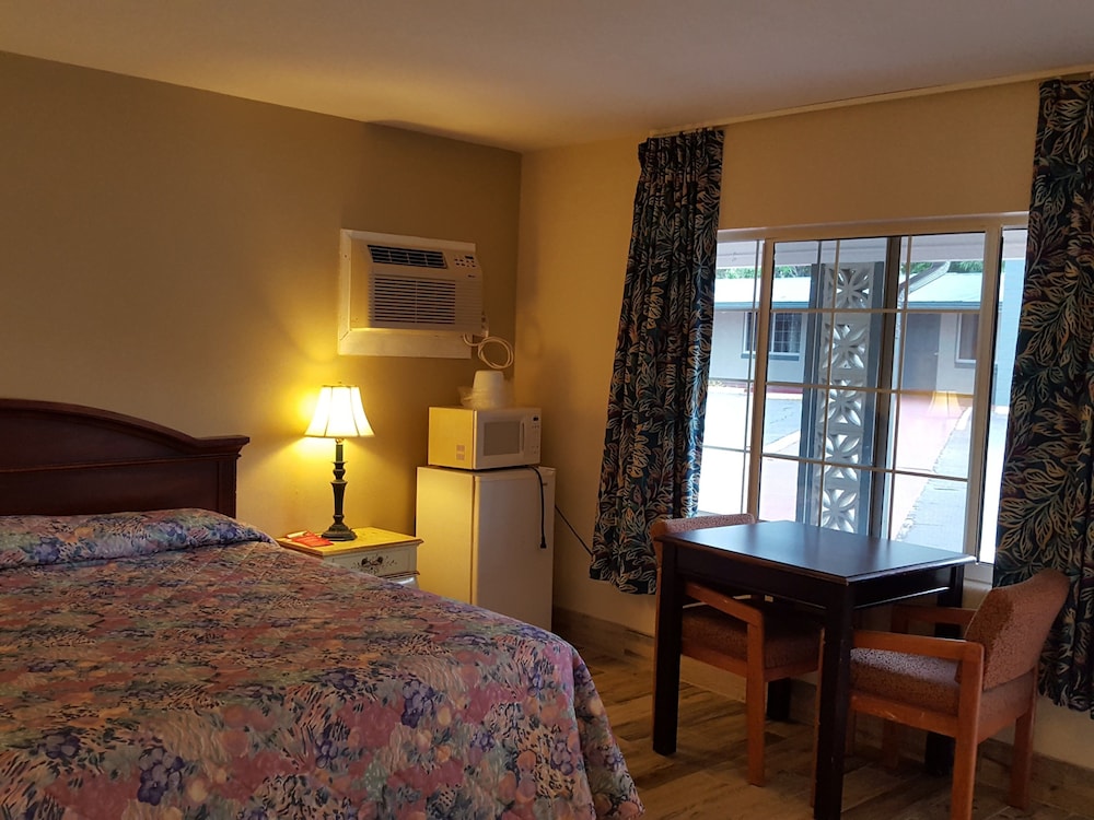 Three Oaks Motel 20/37