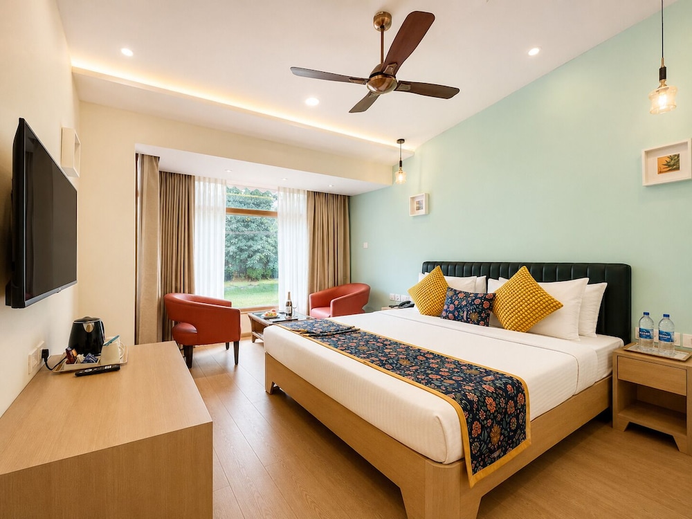 Courtyard, Premier, Queen Bed