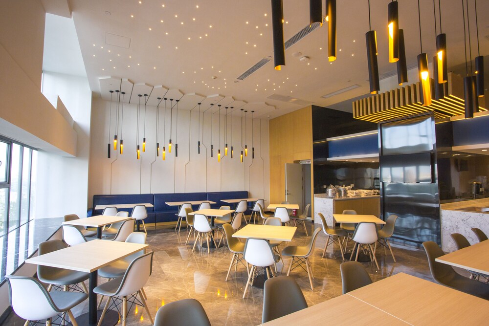 Holiday Inn Express Wuhan Optical Valley 53/63