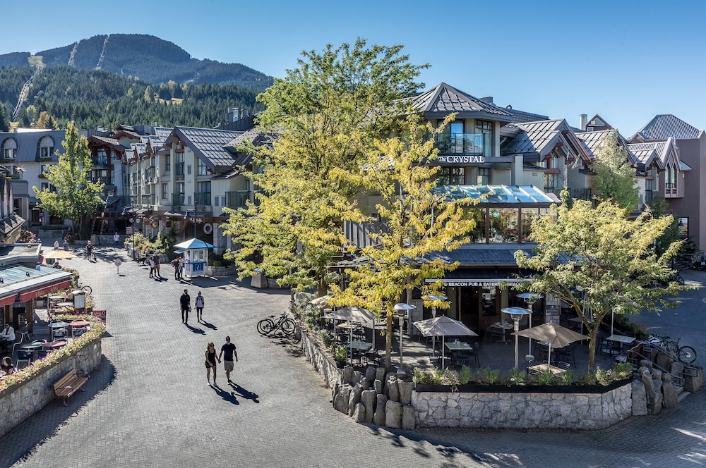 Crystal Lodge Hotel Whistler 60/66