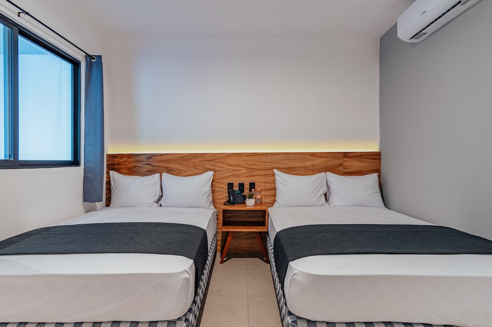 DELUXE, 2 DOUBLE BEDS
