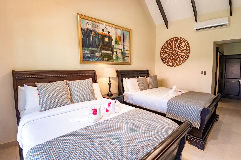 DELUXE, 2 QUEEN BEDS