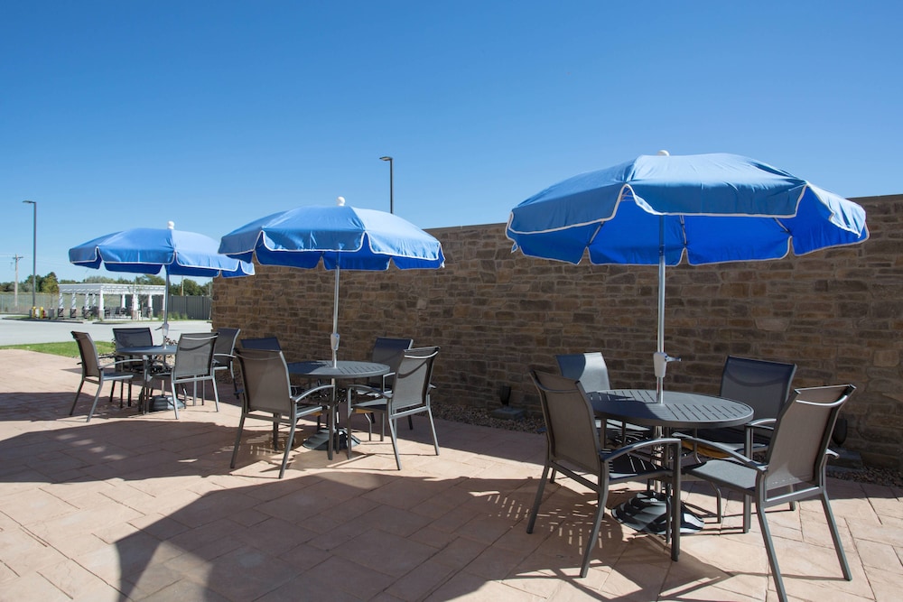 Fairfield Inn Suites Burlington 41/44
