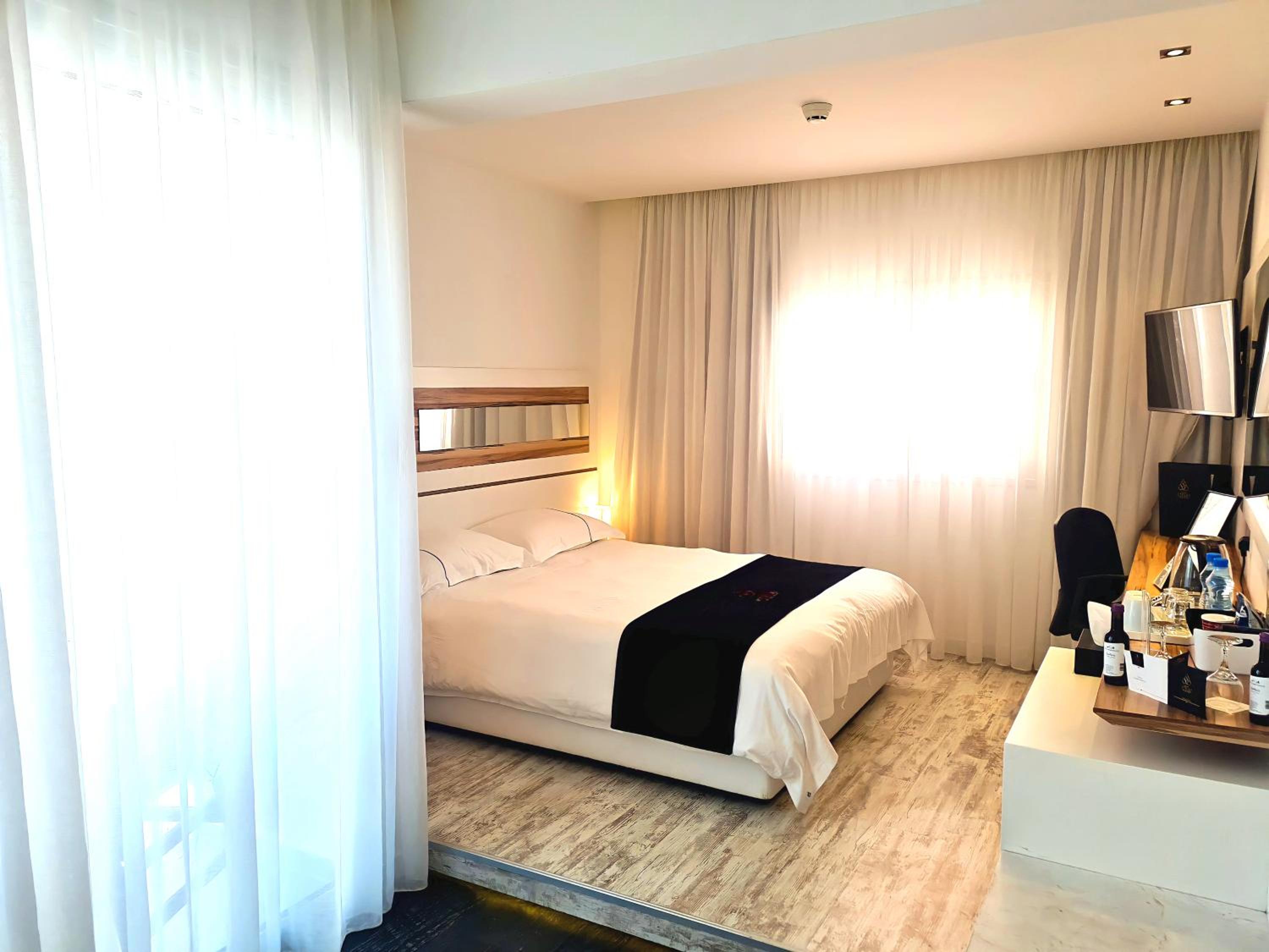 CLASSIC, DOUBLE BED, INLAND VIEW, BALCONY