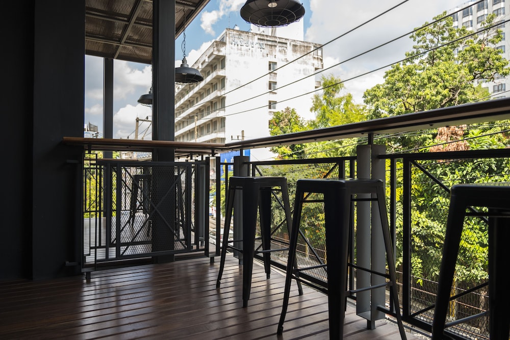 Iron32 Hotel Bar And Bistro 58/68