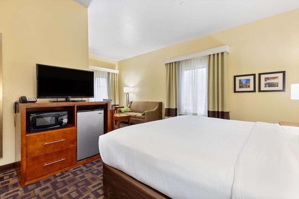 Comfort Inn and Suites North Aurora Naperville 10/50