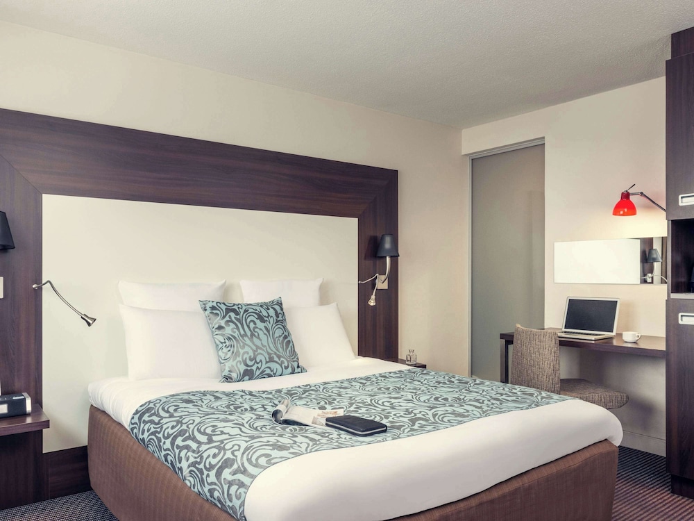 PRIVILEGE, TWIN BEDS