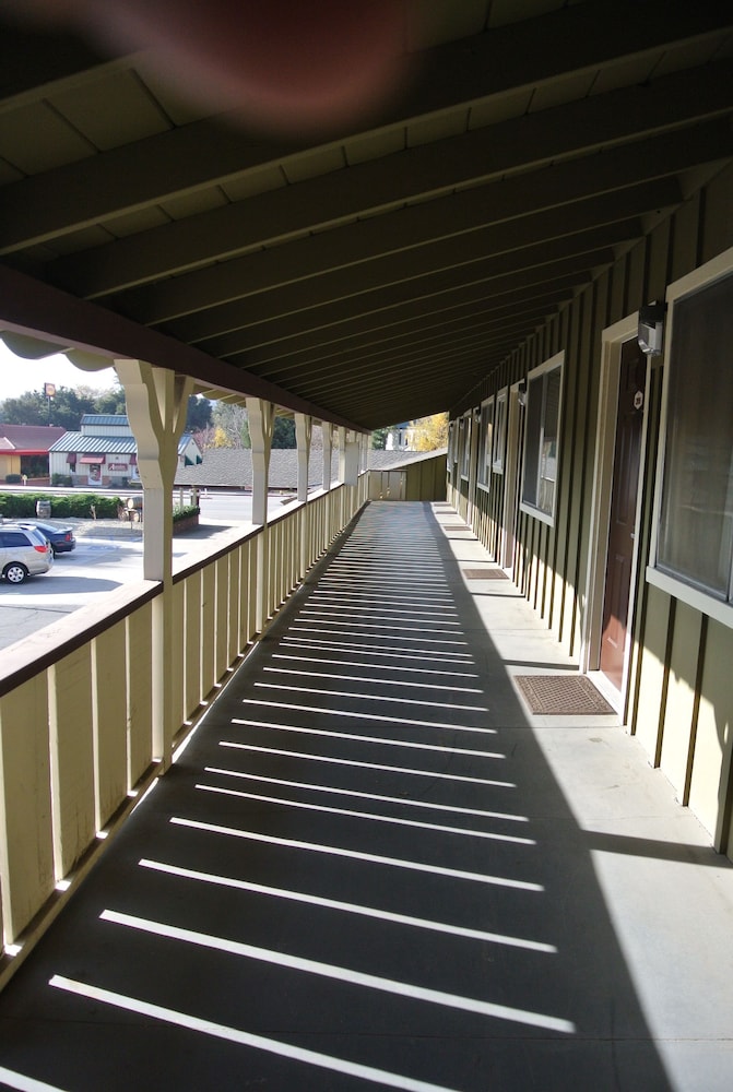 Vino Inn & Suites (ex Rancho Tee Motel) 34/63
