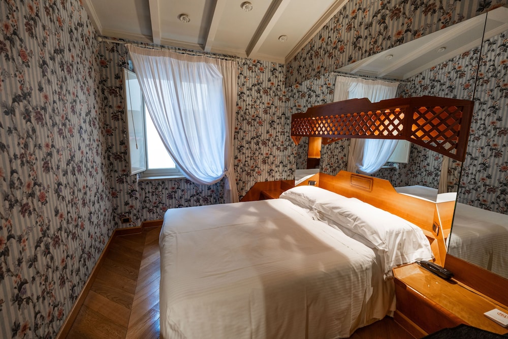 ROOM, SINGLE, DOUBLE BED
