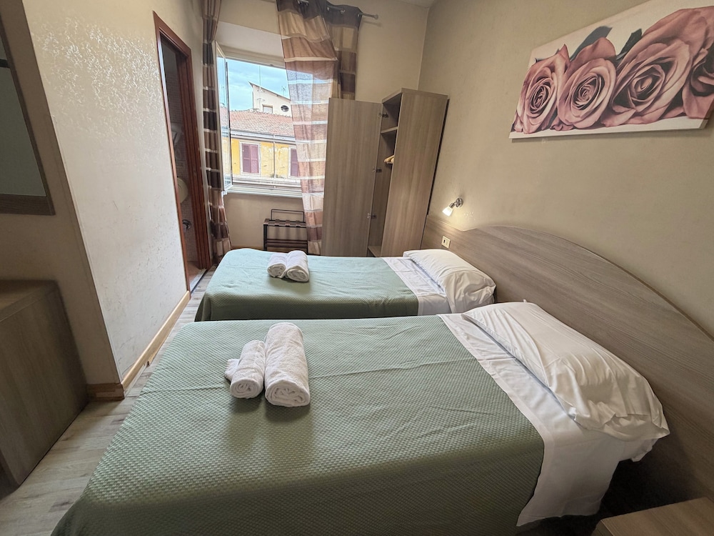 ROOM, DOUBLE BED