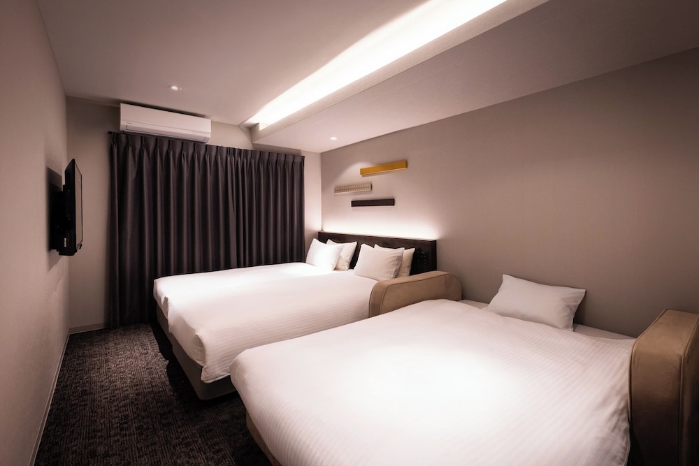 HOLLYWOOD, TWIN BEDS
